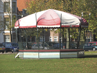 901225 Afbeelding van de muziektent in het Park Lepelenburg te Utrecht, met onderlangs de tent een replica van het ...